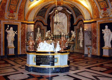 Interno della Cripta Reale della Basilica di Superga con sarcofagi e decorazioni