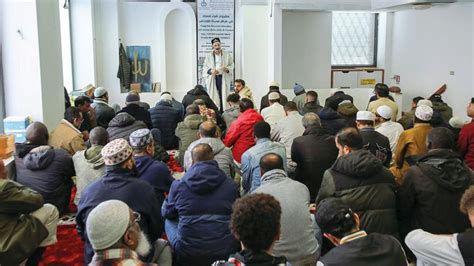Foto tematica di una moschea o fedeli in preghiera al tramonto