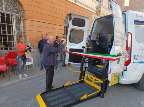 Immagine di un pulmino moderno e accessibile per il trasporto di persone con disabilità.