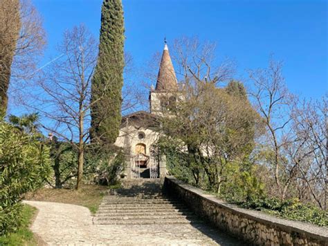 Santuario di Mori con l'orologio e il portale ligneo