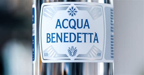 Acqua benedetta in un calice