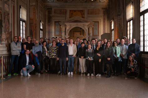 Foto di gruppo della comunità parrocchiale o degli attori della