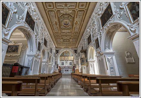 Immagine di una celebrazione liturgica in streaming o di una chiesa vuota durante la pandemia