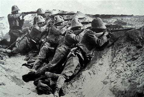 Foto di soldati di fanteria in azione durante il loro primo combattimento o esercitazione intensa