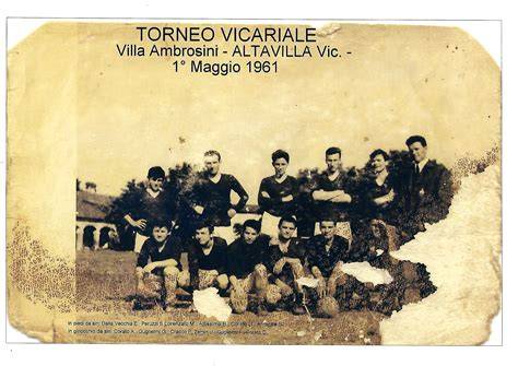 Foto storica di giovani partecipanti a campi-scuola dell'Azione Cattolica negli anni '50