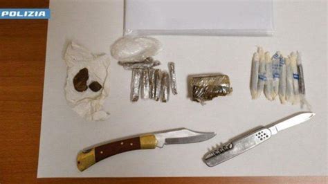 Foto di hashish, coltelli e un tagliere sequestrati durante un'operazione antidroga