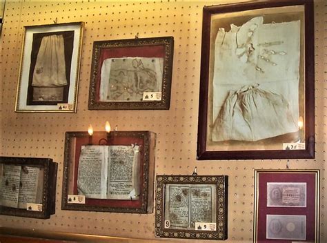 Foto del Museo delle Anime del Purgatorio a Roma, con reliquie delle impronte
