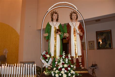 Rappresentazione iconografica dei Santi Cosma e Damiano nell'atto di curare un malato o dispensare farmaci.