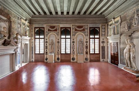 Cortile interno di Palazzo Grimani con logge e statue