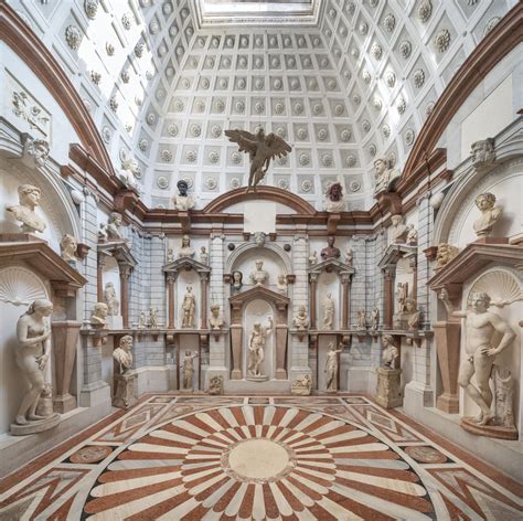 Interno della Tribuna Grimani con lucernario e allestimento archeologico