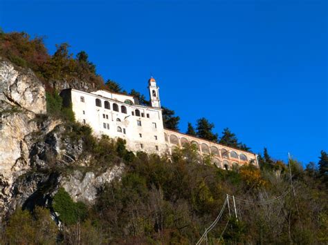 Veduta esterna del Santuario di Santa Lucia a Mondovì, incastonato nella roccia