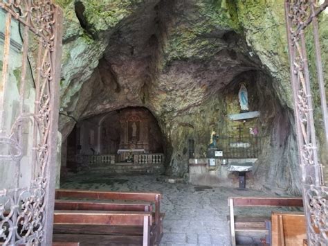 Interno della Grotta-Santuario di Santa Lucia, con dettagli sull'altare e la grotta naturale