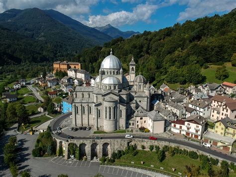 Mappa della Val Vigezzo con evidenziato il comune di Re o foto del Santuario della Madonna del Sangue di Re