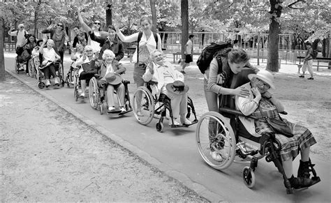Foto storica delle Piccole Sorelle dei Poveri con gli anziani assistiti in un ospizio