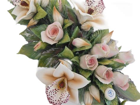 Composizione floreale in porcellana di Capodimonte con rose e orchidee per lapide