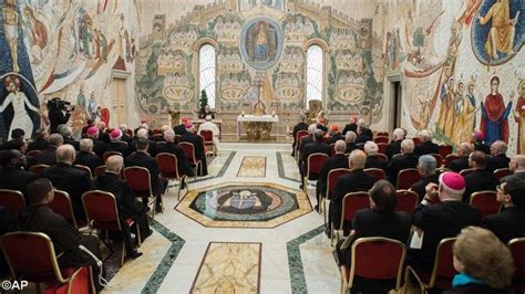 Padre Raniero Cantalamessa tiene una predica nella Cappella Redemptoris Mater