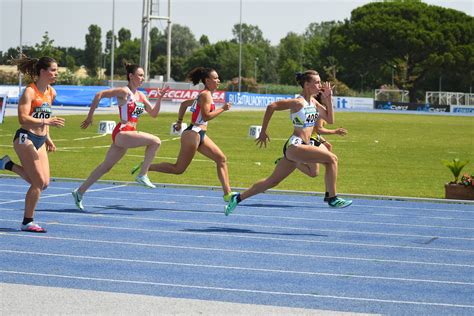 Foto di studenti impegnati in attività di atletica leggera
