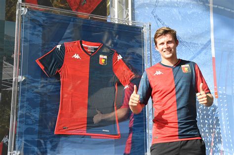 Foto di Don Roberto Fiscer con la maglia del Genoa durante una sfida di calcio