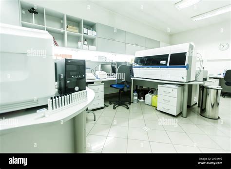 layout interno di un moderno laboratorio di analisi con personale in camice