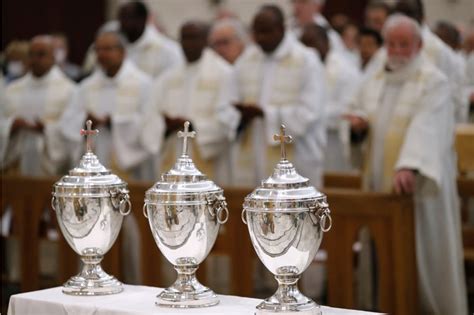 foto delle mani unte con il crisma e della consegna del calice e della patena