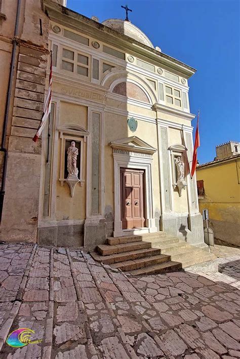Veduta esterna della Chiesa della Misericordia a Portoferraio, architettura sobria