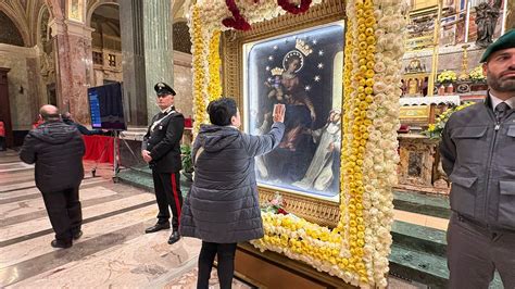 Papa Francesco in preghiera di fronte al quadro della Madonna del Rosario a Pompei
