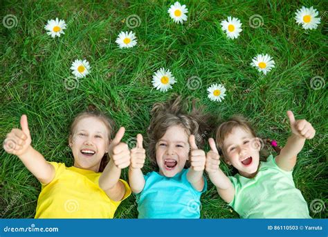 Bambini felici che giocano all'aperto in un giardino scolastico colorato