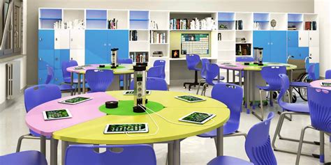 Interno di un'aula scolastica luminosa e colorata con tavoli e sedie per bambini