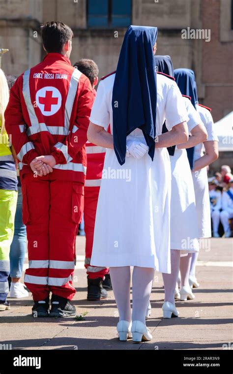 Maria José in uniforme della Croce Rossa durante il servizio