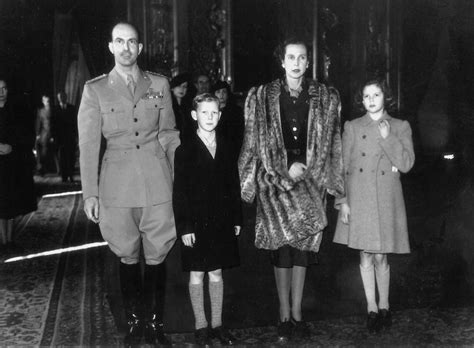 Umberto e Maria José di Savoia con i figli Vittorio Emanuele e Maria Pia a Porto nel 1945