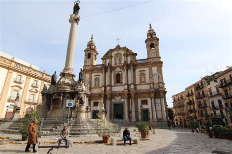 Statua dell'Immacolata in Piazza San Domenico a Palermo