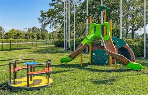 Campo scuola per bambini con giochi all'aperto a tema favola biblica