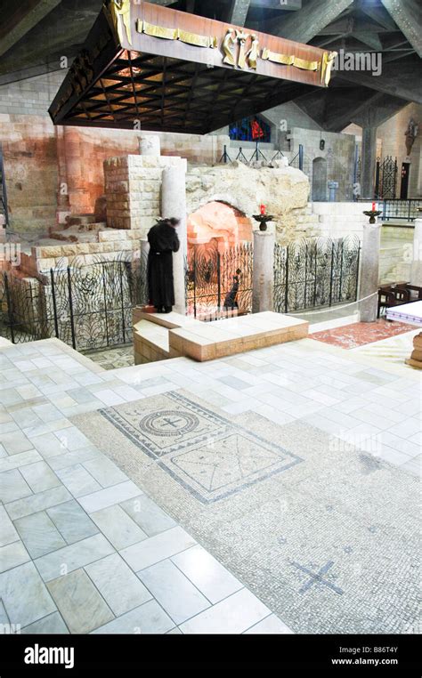 Vista interna della Grotta dell'Annunciazione nella Basilica di Nazareth