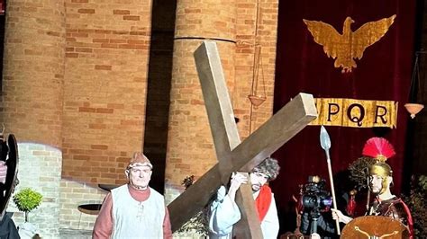 Scena della crocifissione durante la rievocazione storica a Monte San Pietrangeli