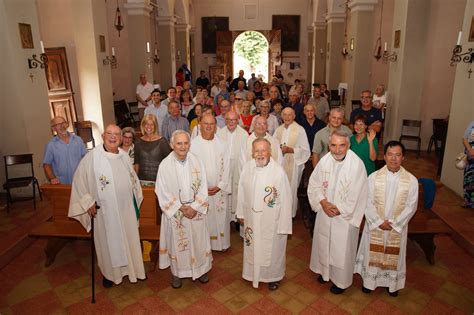 Foto di Don Giancarlo Pacchin in Brasile con alcuni membri della comunità