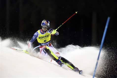 Immagine del Canalone Miramonti con un atleta in azione durante lo slalom notturno