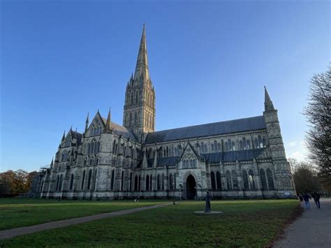 Esterno della Cattedrale di Salisbury con la sua guglia imponente
