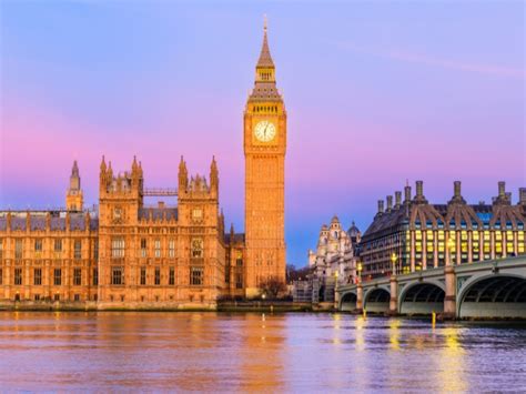 Il Big Ben di Londra con la sua lieve inclinazione