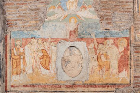 Dettaglio di un affresco con la figura del vescovo