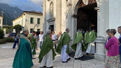 Foto di Don Fabio Mottinelli durante la cerimonia d'insediamento