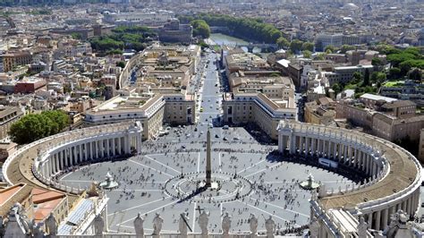 Vista di Piazza San Pietro con fedeli