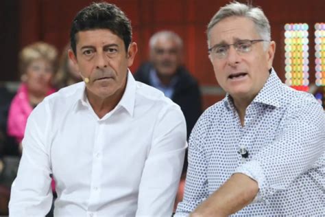 Foto di Paolo Bonolis e Luca Laurenti sul palco di Ciao Darwin
