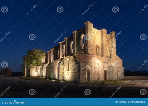 Abbazia di San Galgano senza tetto al tramonto
