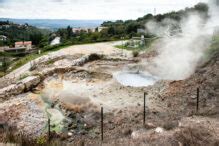 Panoramica del Parco Geotermico delle Biancane con vapore che fuoriesce