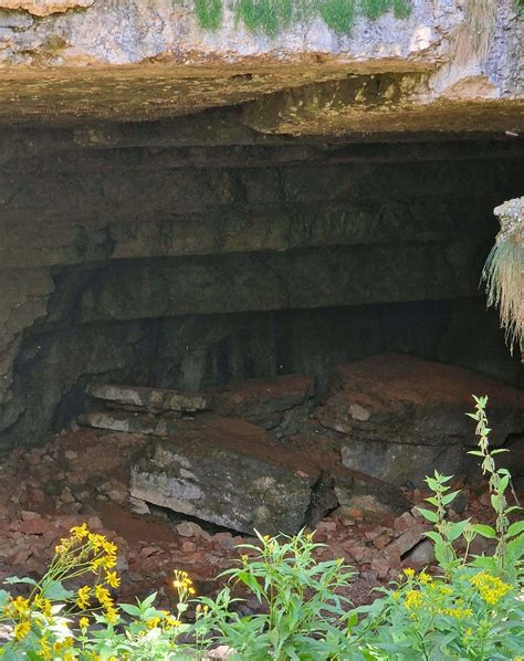 illustrazione di un sacerdote che incontra un ciabattino in una grotta