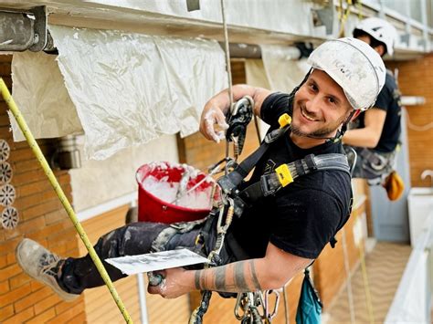 rappresentazione artistica di Frate Angelo Maria con un muratore davanti alla grotta