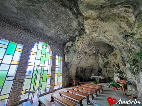interno della grotta con l'altare e l'immagine della Madonna dell'Avvocatella