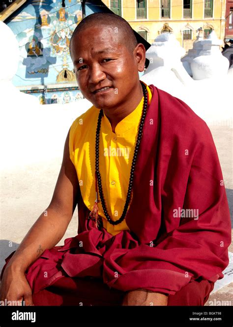 Un pellegrino con abiti tradizionali davanti a un tempio buddista
