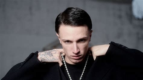 Ritratto del rapper Rrari dal Tacco con elementi visivi che richiamano lo stile gangsta rap e i temi dell'album 