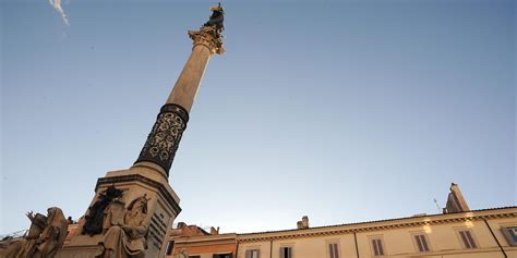 Papa che depone fiori alla statua dell'Immacolata a Piazza Mignanelli